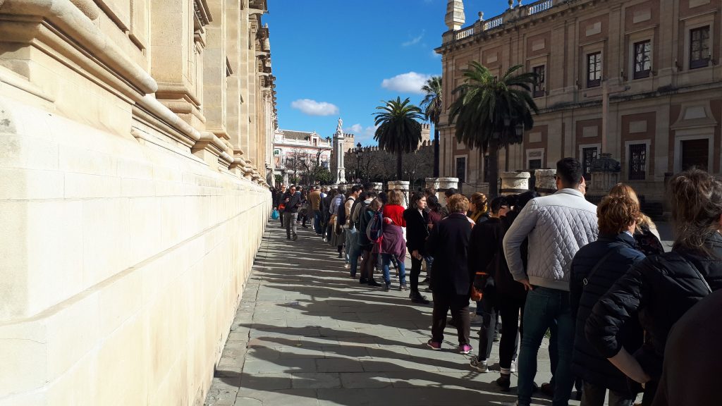 Cola para visitar la Catedral de Sevilla